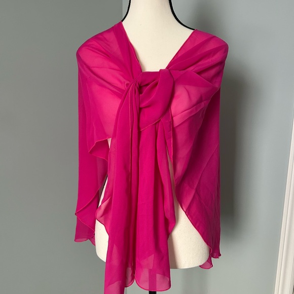 🔥🆕🔥 Fuchsia Chiffon Poncho Wrap & Embroidered Floral Pouch - Picture 4 of 7